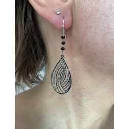 Boucle d’oreille goutte ajourée et petites perles