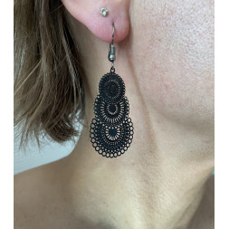 Boucle d’oreille rosace noire