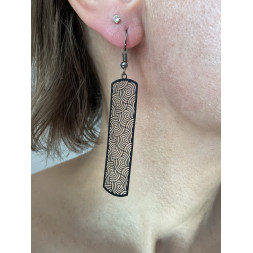 Boucle d’oreille noire zen et fine