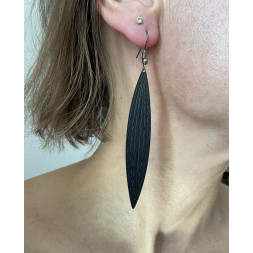 Boucle d’oreille noire en canopée