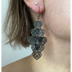 Boucle d’oreille en petits cœurs noirs