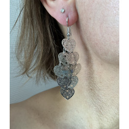 Boucle d’oreille argentée en petits cœurs