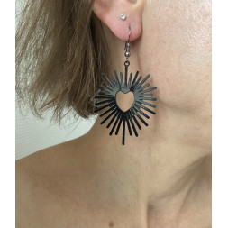 Boucle d’oreille noire en coeur avec des rayons