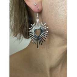 Boucle d’oreille argentée en coeur