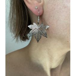 Boucle d’oreille feuille argentée en érable