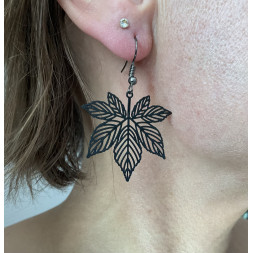 Boucle d’oreille en feuille d’érable noire