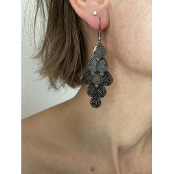 Boucle noire en cascade de feuilles