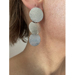 Boucle d’oreille en 3 pastilles argentées
