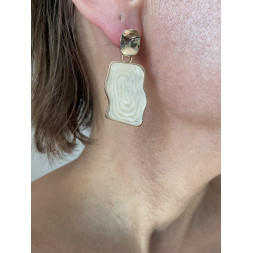 Boucle d’oreille moderne  crème et dorée