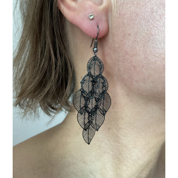 Boucle d’oreille petites feuilles noires ajourées
