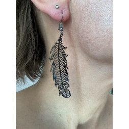 Boucle d’oreille fine plume noire