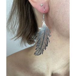 Boucle d’oreille grande plume argentée
