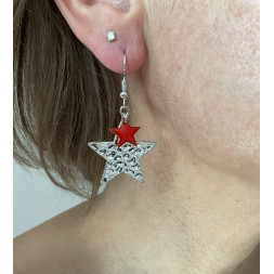 Boucle d’oreille en 2 étoiles argentées et rouge