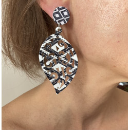 Boucle d’oreille en bois noir et blanc