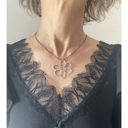 Collier marron avec une fleur ajourée et argentée