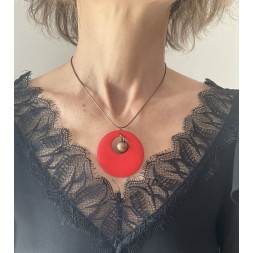 Collier et son pendentif en bois rouge