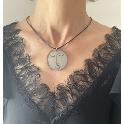 Collier avec pendentif rond en visage