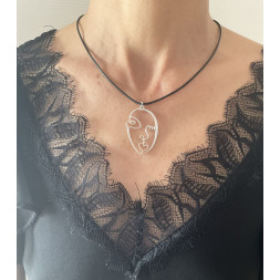 Pendentif en forme de visage ajouré et argenté