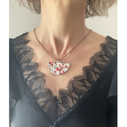 Pendentif en bois représentant un éventail recouvert de tissu fleuri