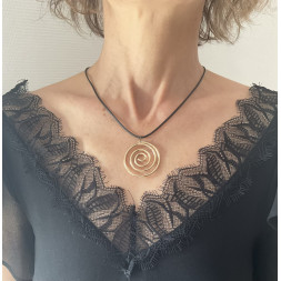 Collier en forme de spirale dorée