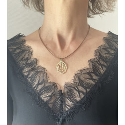 Collier et ses vagues en spirales dorées