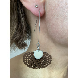 Boucle d’oreille feuille en daim marron