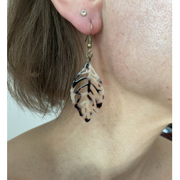 Boucle d’oreille en feuille de résine