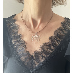 Collier avec une jolie fleur argentée