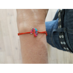 La petite licorne rouge en bracelet
