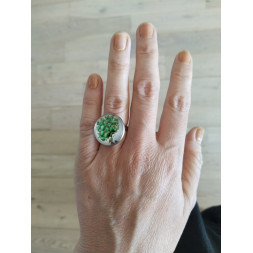 Une bague avec un jardin de cactus fleuris