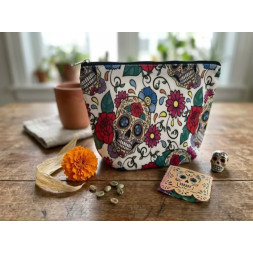 Pochette fleurie et tête de mort
