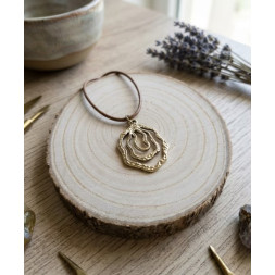 Collier avec une spirale dorée