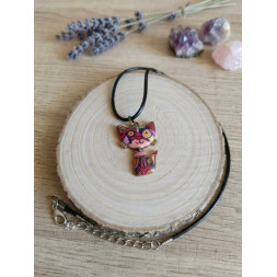 Collier avec un pendentif en forme de chat Arlequin