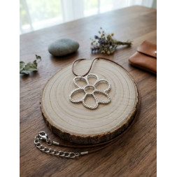 Collier en grande fleur ajourée