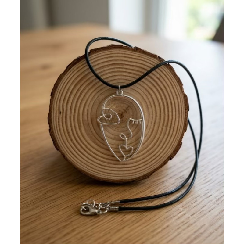 Un collier avec un visage façon Picasso